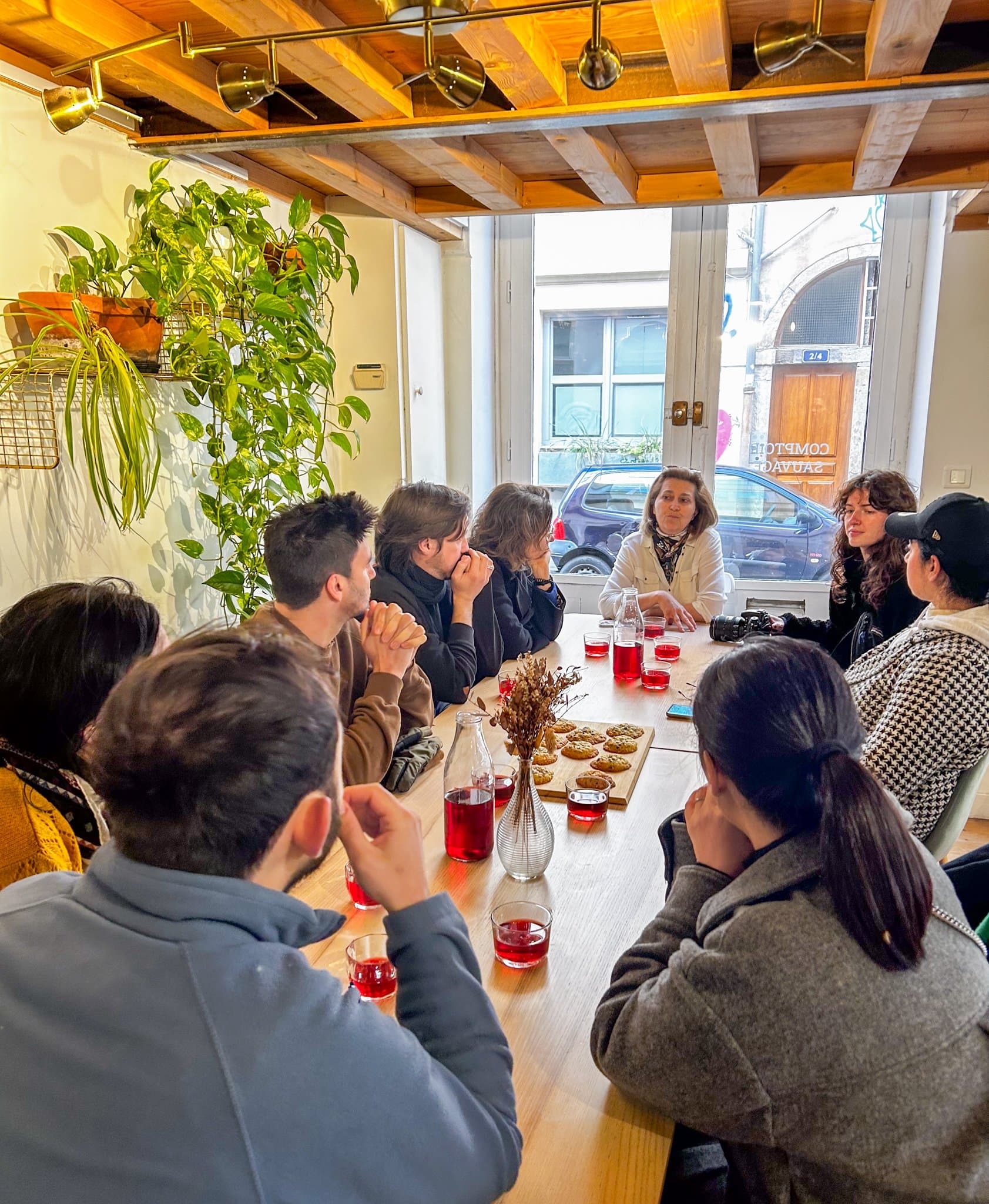 Une équipe attablée pendant un atelier de dégustation