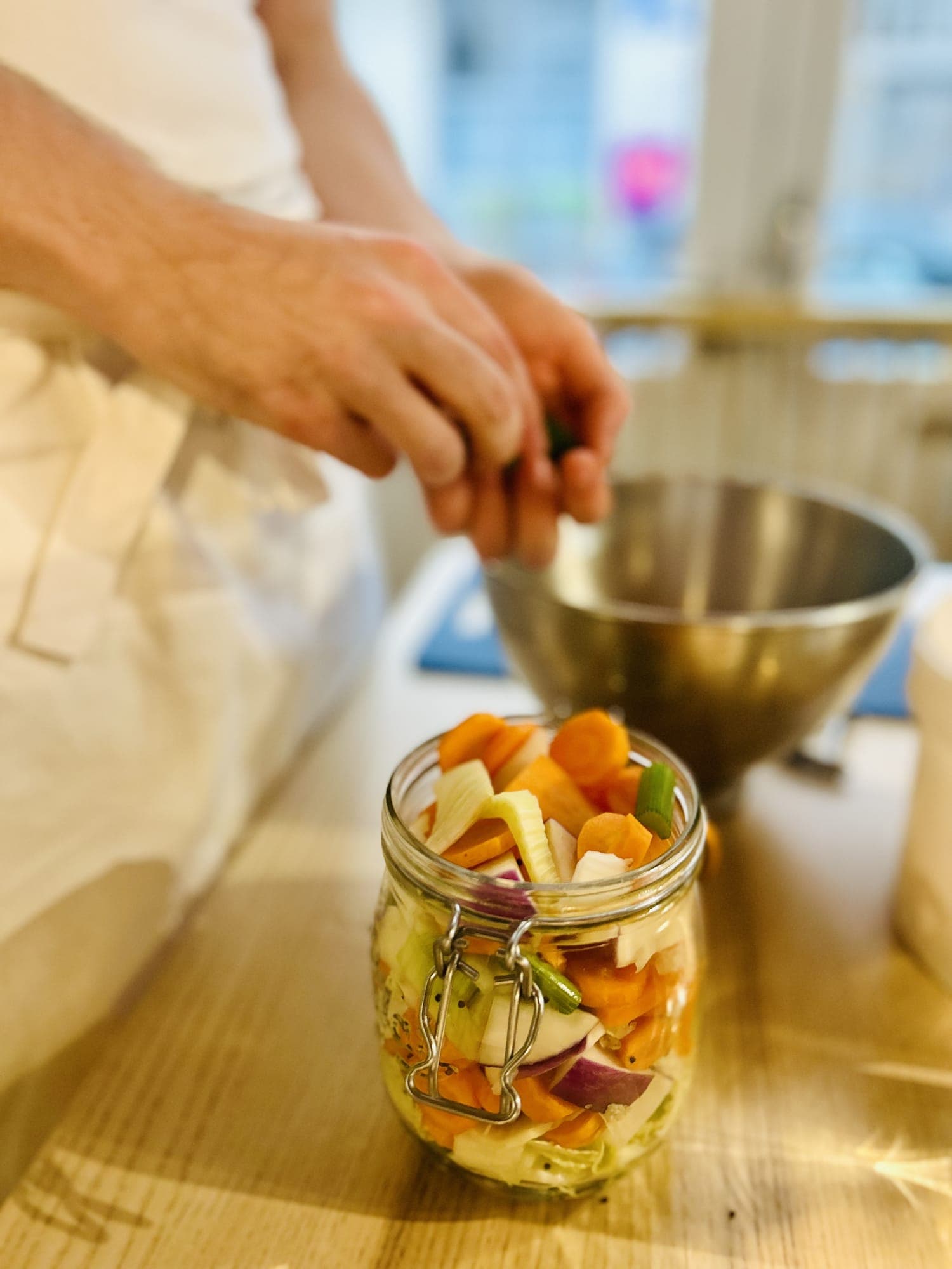 Bocal de légumes en lactofermentation préparé pendant un atelier